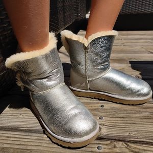 1/6

NIB UGG BAILEY BUTTON SILVER METAL size 6